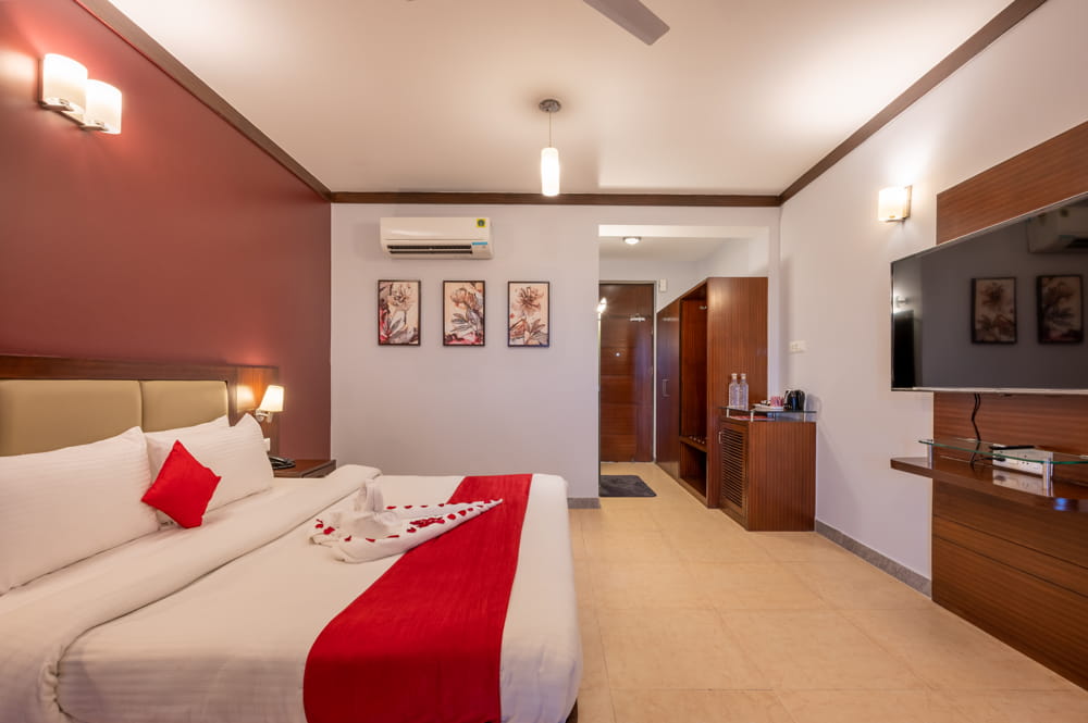 Air Conditioned Deluxe room with a king size bed for peaceful stay in Narendra Nagar, Rishikesh